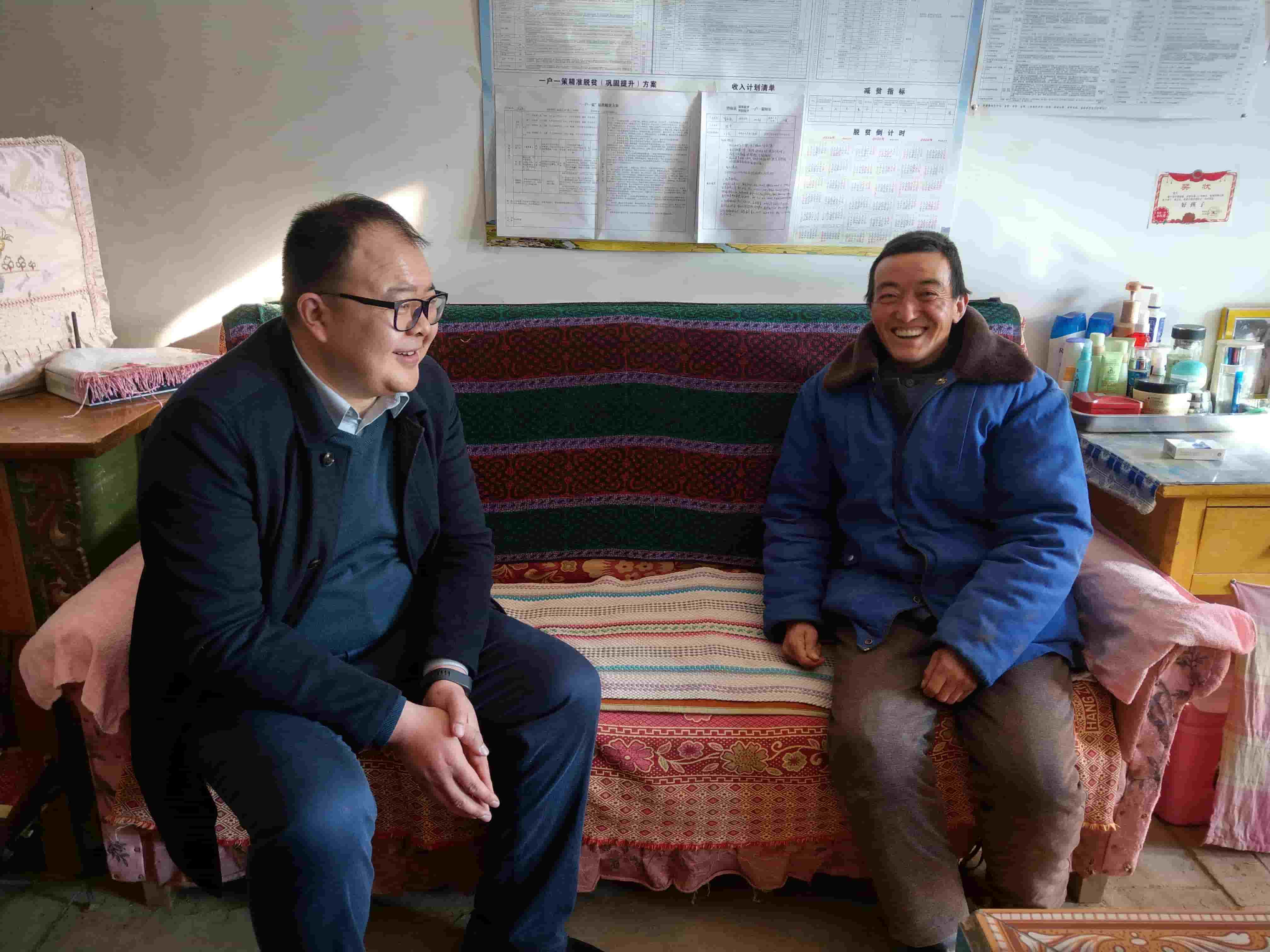 freecompress-2019年1月25日，邱軍同志在喬川鄉(xiāng)貧困戶家中宣講扶貧政策