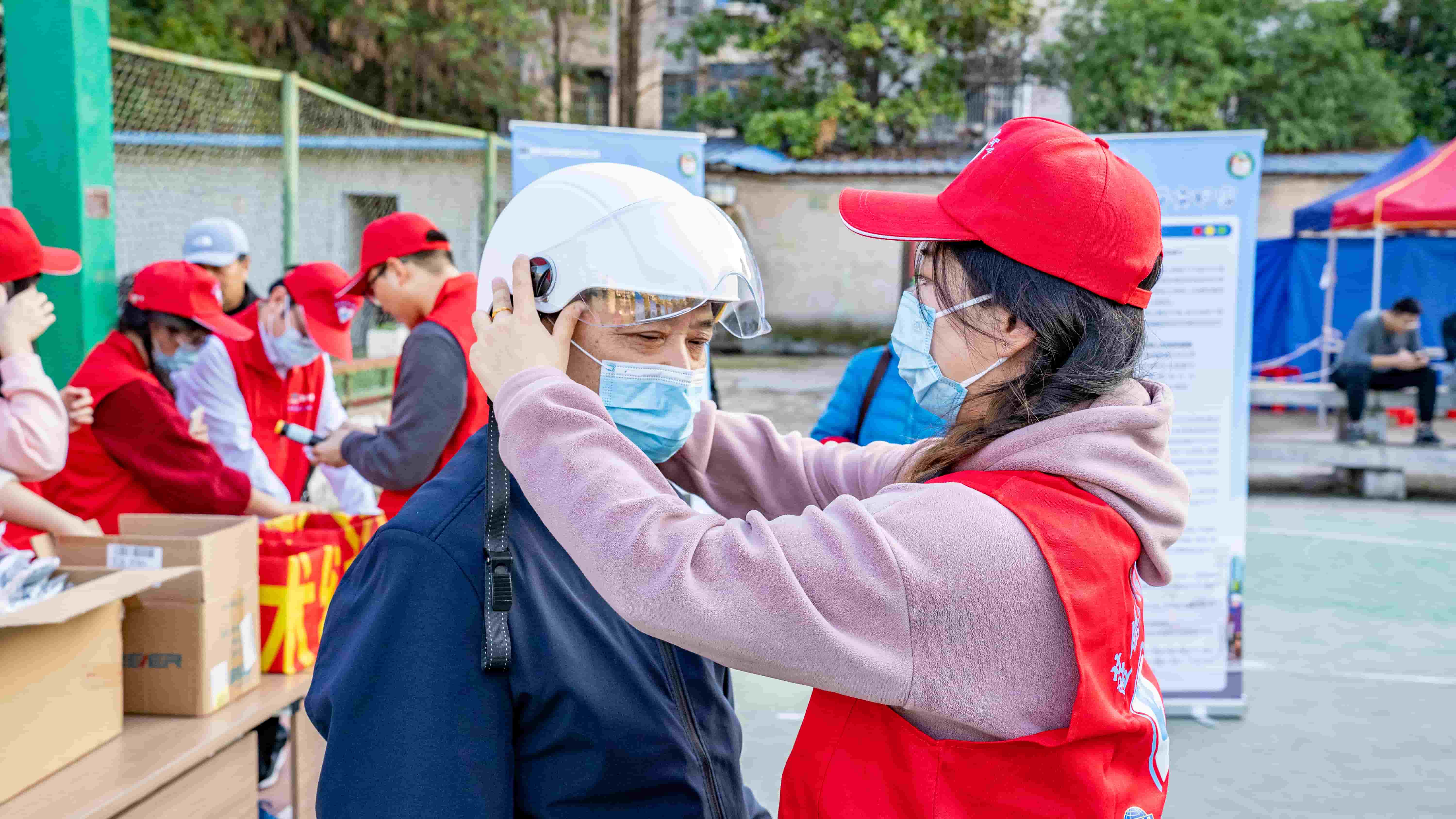 freecompress-2022年12月2日，藍(lán)鴿志愿隊(duì)走進(jìn)社區(qū)開展“文明守法，平安回家”交通安全宣傳活動（1）