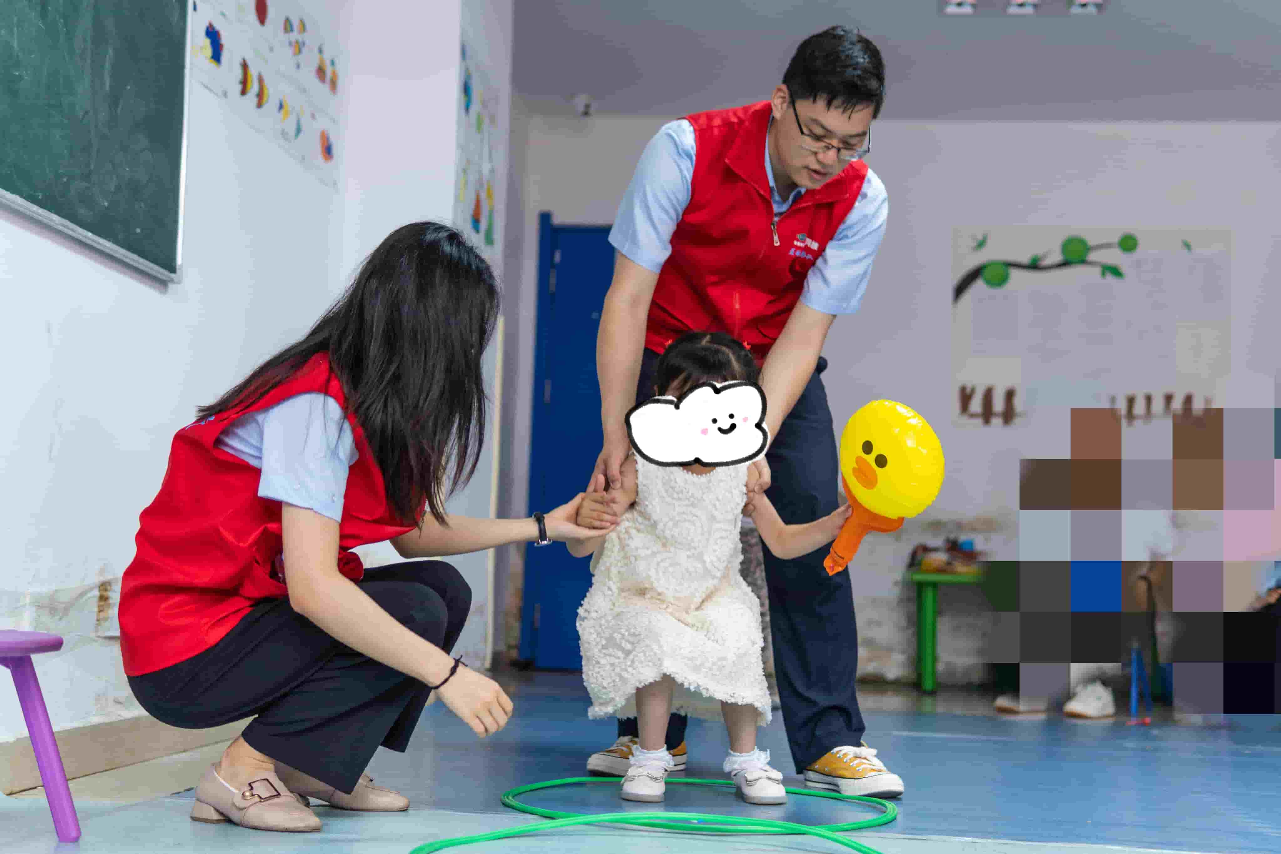 freecompress-2022年6月1日，藍(lán)鴿志愿服務(wù)隊(duì)與合肥思語(yǔ)兒童康復(fù)中心的孩子們一起歡度節(jié)日（2）