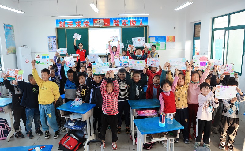 2021年11月5日，藍鴿志愿服務(wù)隊攜手安徽向日葵公益助學服務(wù)中心到大別山區(qū)開展公益助學活動（1）