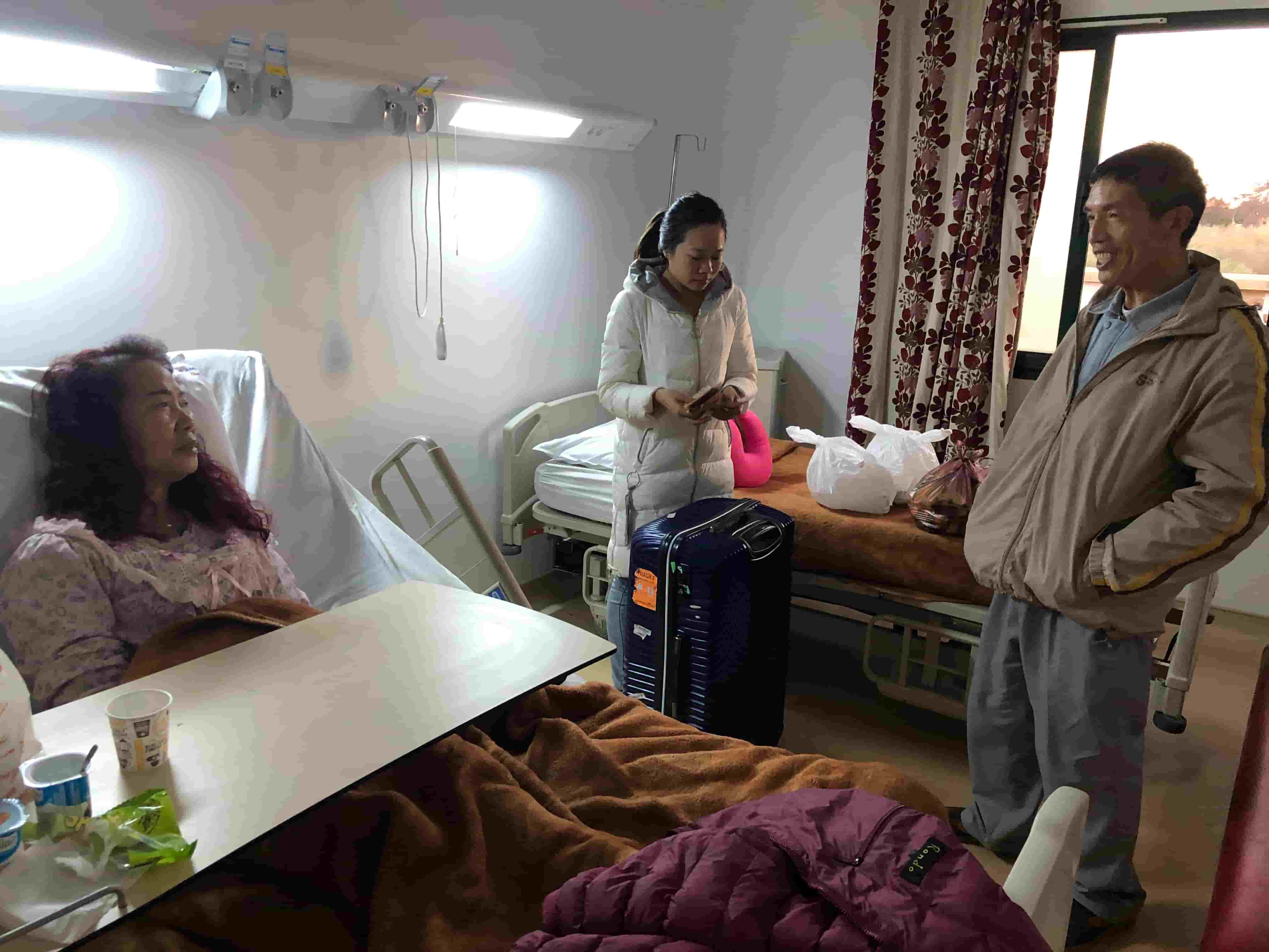 freecompress-2019年4月1日，東華科技突尼斯TSP項目部為中國老人提供現(xiàn)金和生活物資，并到醫(yī)院慰問